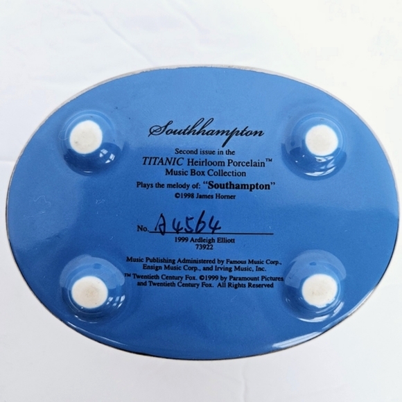 Ardleigh Elliot Titanic Heirloom Porcelain “South Hampton” Musicbox Collection - Picture 9 of 10